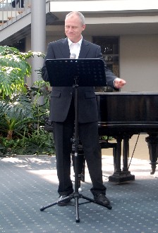 kabarettist joerg maasz beim halten der laudatio ueber die kuenstlerin-08.04.2009